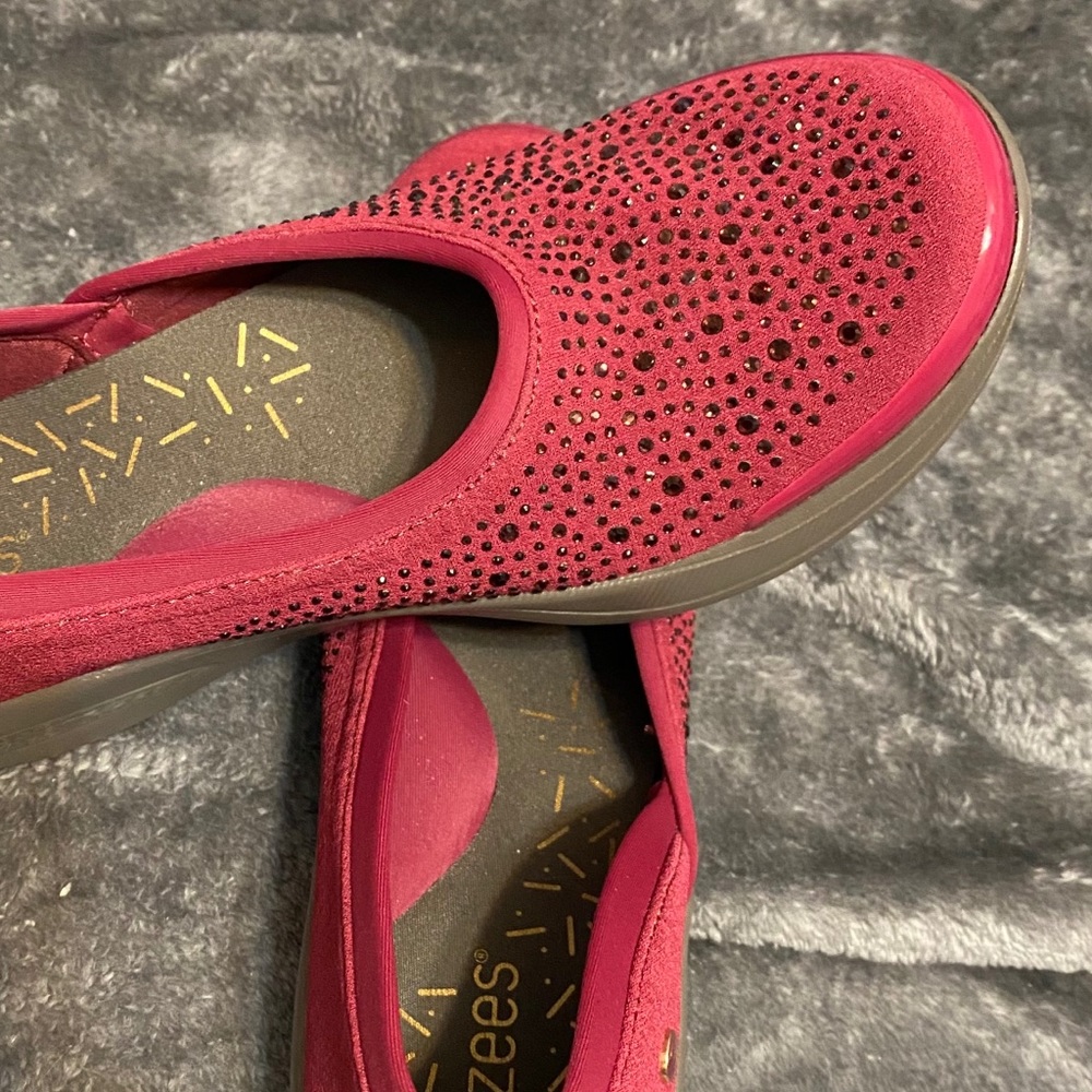 Bzees -Sparkly Slip on 9.6